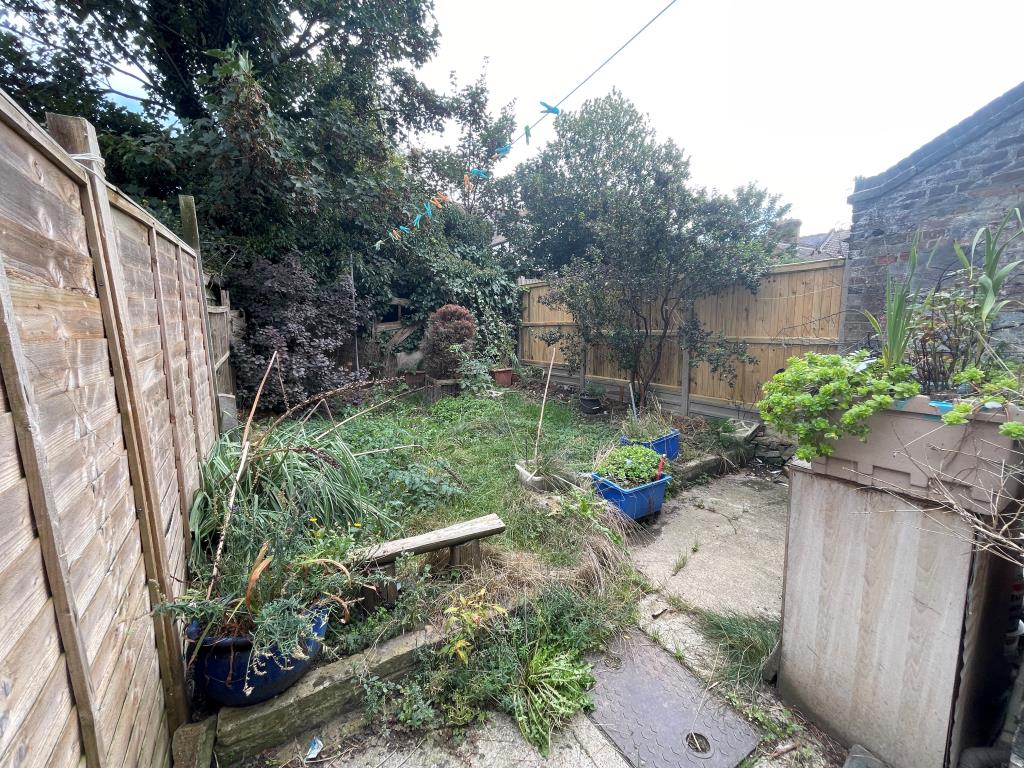 Lot: 47 - FOUR-BEDROOM HOUSE FOR IMPROVEMENT - Garden to the rear of property